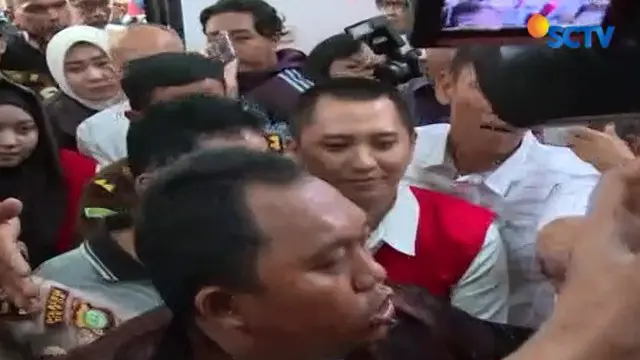 Jalannya sidang sempat ricuh saat pengunjung melampiaskan kekesalannya terhadap pasutri pemilik First Travel, Andika dan Anniesa yang memasuki ruang sidang.