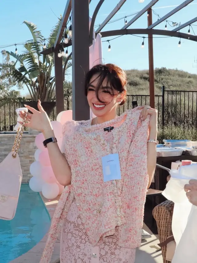 Angel Karamoy Rayakan Ulang Tahun dapat kado cardigan Chanel. [@realangelkaramoy]