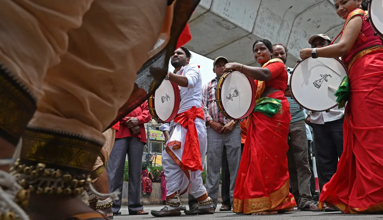Para anggota Centre Of Indian Trade Unions (CITU) mengambil bagian dalam sebuah aksi unjuk rasa pada Hari Buruh Internasional, di Hyderabad, Senin (1/5/2023). (NOAH SEELAM / AFP)