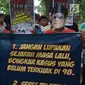 Massa menggelar aksi tabur bunga dan doa bersama di depan kantor Komnas HAM, Jakarta, Rabu (12/12). Dalam aksinya, mereka meminta Komnas HAM memanggil Prabowo Subianto terkait pelanggaran HAM  atas penculikan aktivis pada 1998. (Merdeka.com/Imam Buhori)