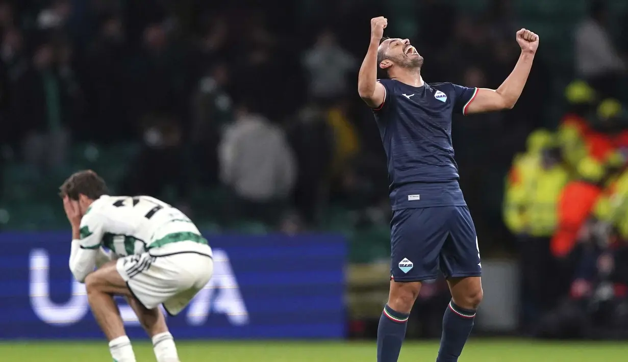 Pemain Lazio, Pedro, melakukan selebrasi setelah mencetak gol ke gawang Celtic pada laga Liga Champions di Stadion Celtic Park, Kamis (5/10/2023). (Andrew Milligan/PA via AP)