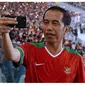 Presiden Jokowi saat merekam menit-menit akhir pertandingan final Piala Presiden 2018 (Foto: Ist)