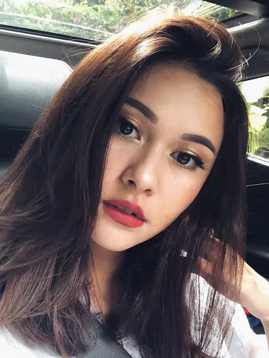 Ketika bepergian menghadiri suatu acara, Nana Mirdad pun tampil menawan dengan makeup tebal. Dalam foto ini, ibu dua anak tersebut terlihat lebih fresh dengan lipstik warna merah.
(Liputan6.com/IG/@nanamirdad_)
