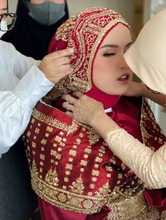 Di acara HUT ke-78 RI, Putri Iriani tampil sangat cantik mengenakan dress merah dengan siluet Disney Princess dress. [Foto: Instagram/tiffanyliemstudio]