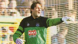 Ludek Miklosko. Kiper yang kini berusia 60 tahun dan telah pensiun pada Juli 2001 bersama Queens Park rangers (QPR) ini pernah bermain di Liga Inggris bersama West Ham United dan QPR. Ia didatangkan West Ham dari Banik Ostrava pada pertengahan musim 1989/1990 dan bertahan hingga awal musim 1998/1999, serta total bermain dalam 2015 laga di semua ajang dengan torehan 55 kali clean sheet dan kebobolan 271 gol. Pada awal musim 1998/1999 ia hijrah ke QPR hingga pensiun pada Juli 2001 setelah total tampil dalam 57 laga di semua jang dengan torehan 15 kali clean sheet dan kebobolan 80 gol. (whufc.com)