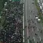 Pendemo  di depan Gedung DPR meloncati pagar dan masuk ke jalan tol. (Youtube Kompas TV)