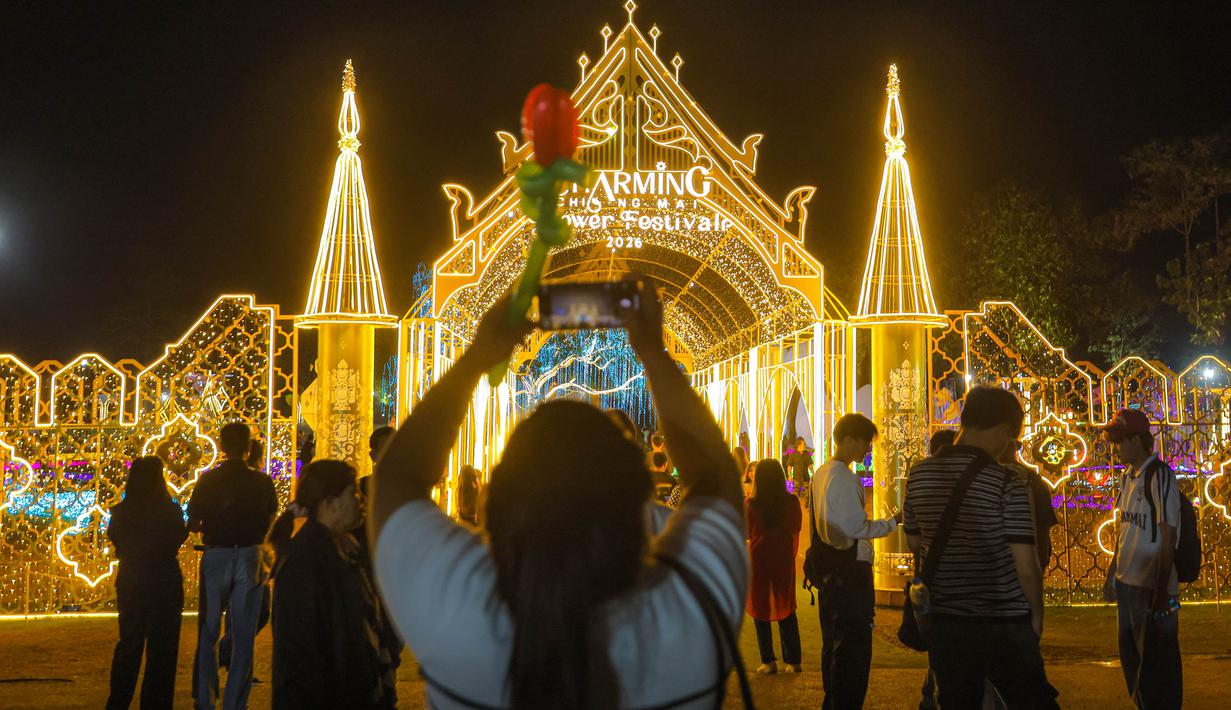 Tahun ini, festival tersebut berlangsung di Chiang Mai PAO Park,Chang Pueak, dari bulan November hingga Desember. Tampak dalam foto, pengunjung menikmati suasana Charming Chiang Mai Flower Festival di Chiang Mai, Thailand, pada Kamis (11/12/2025). (Bola.com/Bagaskara Lazuardi)