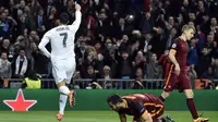 Cristiano Ronaldo merayakan golnya ke gawang AS Roma  pada leg kedua babak 16 besar  Liga Champion di Stadion Santiago Bernabeu, Madrid, Rabu (9/3/2016) dini hari WIB.  (AFP/Gerard Julien)