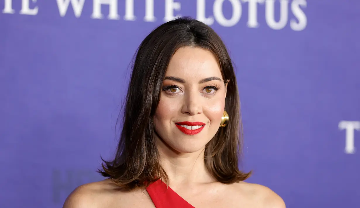 Aubrey Plaza berpose saat menghadiri Premiere Musim 2 Los Angeles Seri Asli HBO "The White Lotus" di Goya Studios di Los Angeles, California pada 20 Oktober 2022. Plaza adalah salah satu tambahan baru musim kedua. Dia muncul di trailer yang memulai debutnya awal bulan ini sebagai Harper yang baru menikah. (Amy Sussman/Getty Images/AFP)