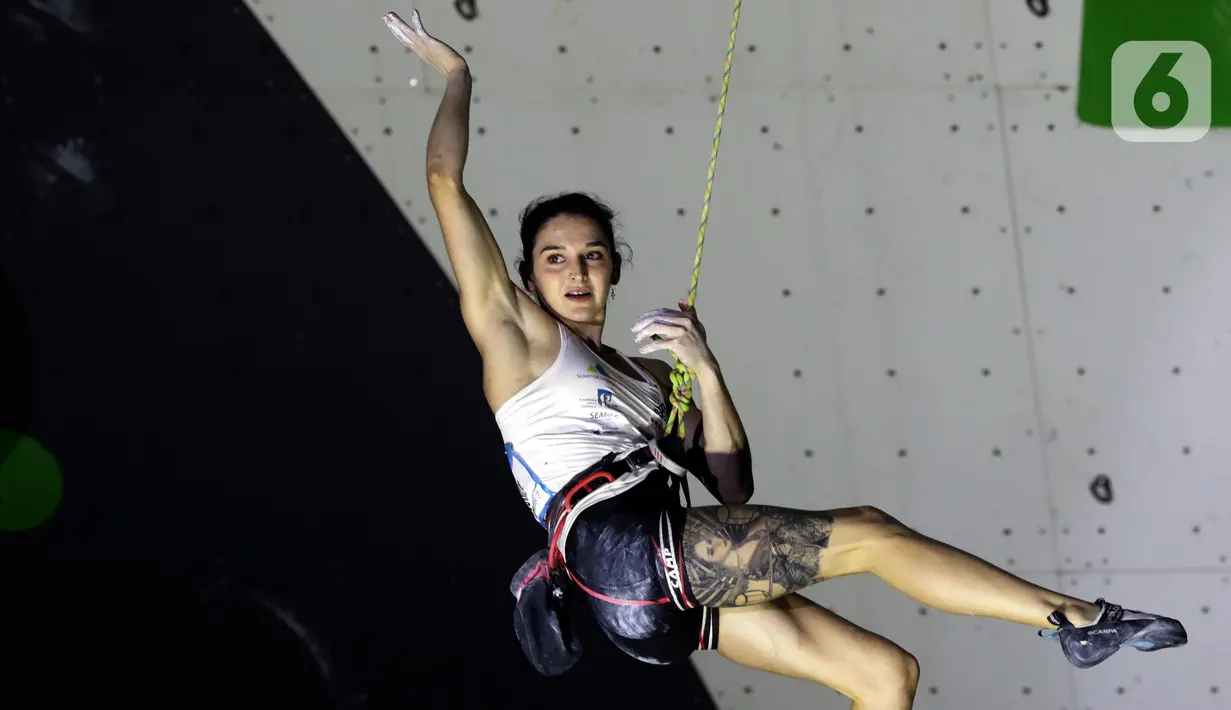 Atlet panjat tebing putri Slovenia, Mia Krampl saat berlaga di babak final kategori lead Kejuaraan Dunia Panjat Tebing 2022 seri Jakarta, Senin (26/9/2022). Mia Krampl menempati posisi ketiga dengan poin 35+ di final lead putri Kejuaraan Dunia Panjat Tebing 2022 seri Jakarta. (Liputan6.com/Helmi Fithriansyah)