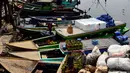 Aktivitas bongkar muat elpiji 3 Kg di Dermaga Kampung Nelayan Cilincing, Jakarta, Sabtu (19/5). Permintaan elpiji 3 Kg terus melonjak selama Ramadan 2018. (Liputan6.com/JohanTallo)
