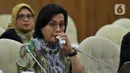 Menteri Keuangan Sri Mulyani saat rapat konsultasi dengan DPR di Ruang Pansus B, Kompleks Parlemen, Jakarta, Senin (16/12). Rapat membahas program Omnibus Law dan RUU Prolegnas Prioritas tahun 2020 terkait keuangan dan perkembangan makro fiskal dan keuangan negara. (Liputan6.com/Johan Tallo)