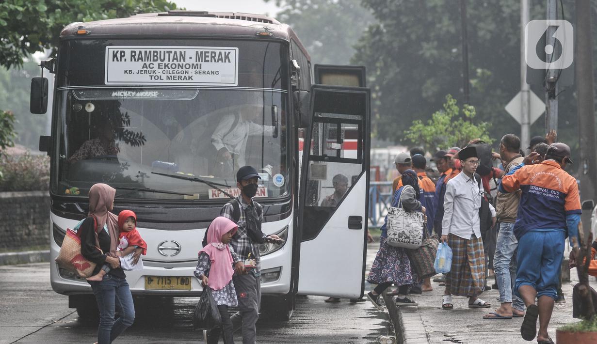 Terpantau pada Senin hari ini, para pemudik masih terus berdatangan ke Terminal Kampung Rambutan. (merdeka.com/Iqbal S Nugroho)