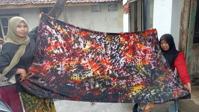 Penyandang Disabilitas di Umah Caya Sidoarjo Kenalkan Kreasi Batik Kriwil. Foto: Umah Caya.