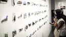 Pengunjung melihat karya seni yang ditampilkan dalam Pameran Distrik Seni Sesi 2 bertajuk "Berkelanjutan!" di Gedung Sarinah, Jakarta, Minggu (11/9/2022). Pameran yang menampilkan karya seni dari 30 seniman itu berlangsung hingga 24 November 2022. (Liputan6.com/Faizal Fanani)