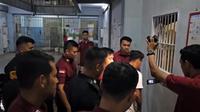 Pada Rabu di hari WIB, 23 April 2025, secara mendadak petugas Lapas Kelas I Medan melakukan razia dengan menyisir seluruh kamar yang ada di dalam Blok E Gedung T3