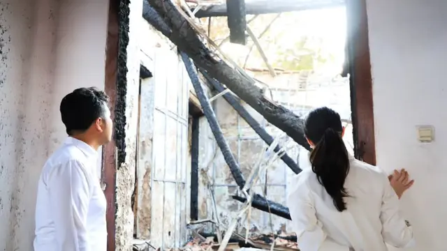 Tampilan Arumi Bachsin Berkemeja Putih Dampingi Suami Tengok Gedung Grahadi Pasca Dibakar Massa