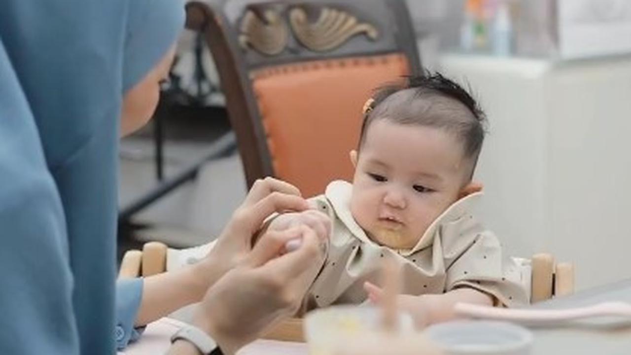 Momen Anak Bungsu Alyssa Soebandono MPASI Pertama, Begini Reaksinya - Dibuatkan Sendiri oleh sang Ibu