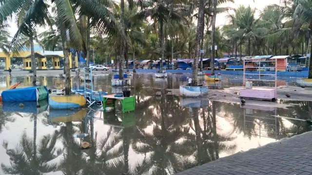 Gelombang tinggi pantai selatan mencapai area parkir dan warung di pantai Suwuk, Kebumen. (Foto: Liputan6.com/BPBD Kebumen/Muhamad Ridlo)