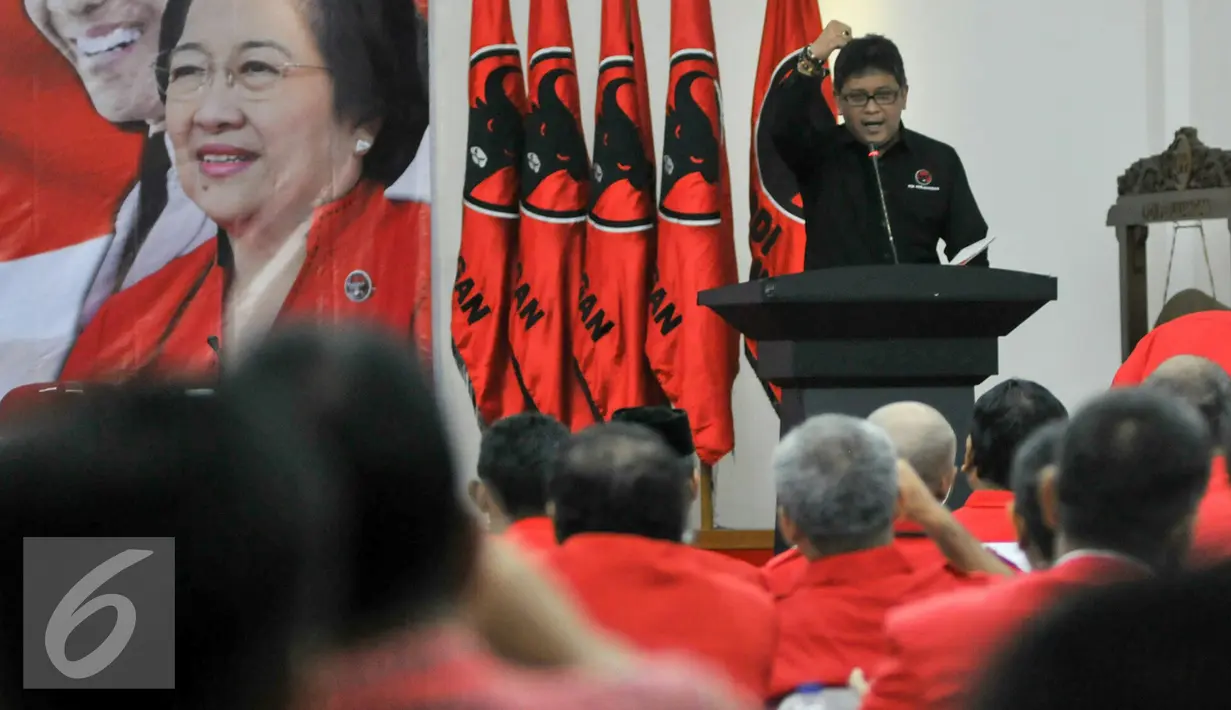 Hasto Kristiyanto saat menyampaikan pokok-pokok pemikiran Megawati dalam pembukaan Pelatihan manajer tim kampanye Pilkada serentak di kantor PDIP, Lenteng Agung, Jakarta, Selasa (5/4). (Liputan6.com/Yoppy Renato)