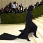 Kim Kardashian menghadiri gelaran Met Gala 2021 di Metropolitan Museum of Art, New York City, Senin (13/9/2021). Kim Kardashian muncul dengan gaya busana yang ekstrem dalam balutan baju serba hitam lengkap dengan topeng yang menutup total wajahnya. (Evan Agostini/Invision/AP)