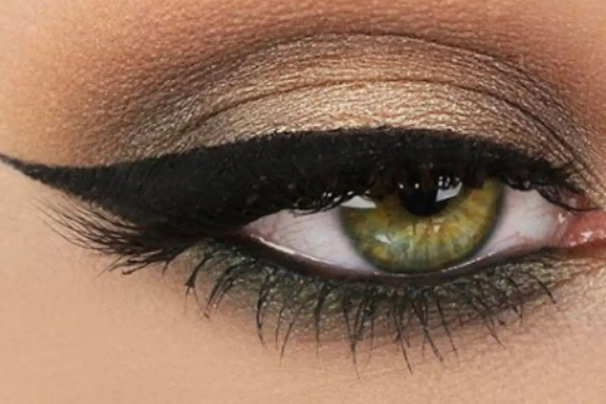 Nggak Biasa! Riasan Mata Smokey Eye Ini Bikin Mata Glamor