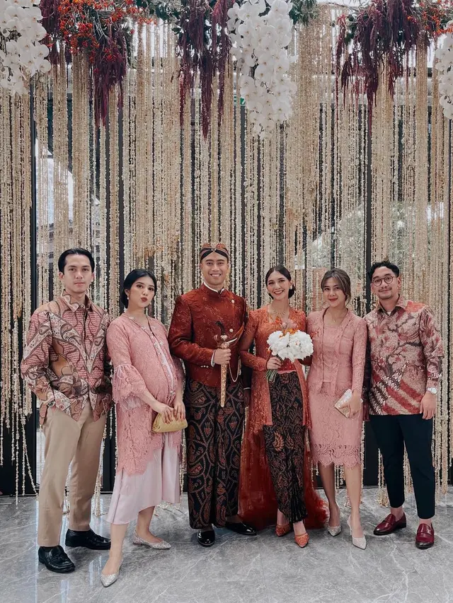Fita Anggriani dan suami ketika hadir di acara lamaran Sheila Dara (Foto: Instagram/@fitaanggriani)