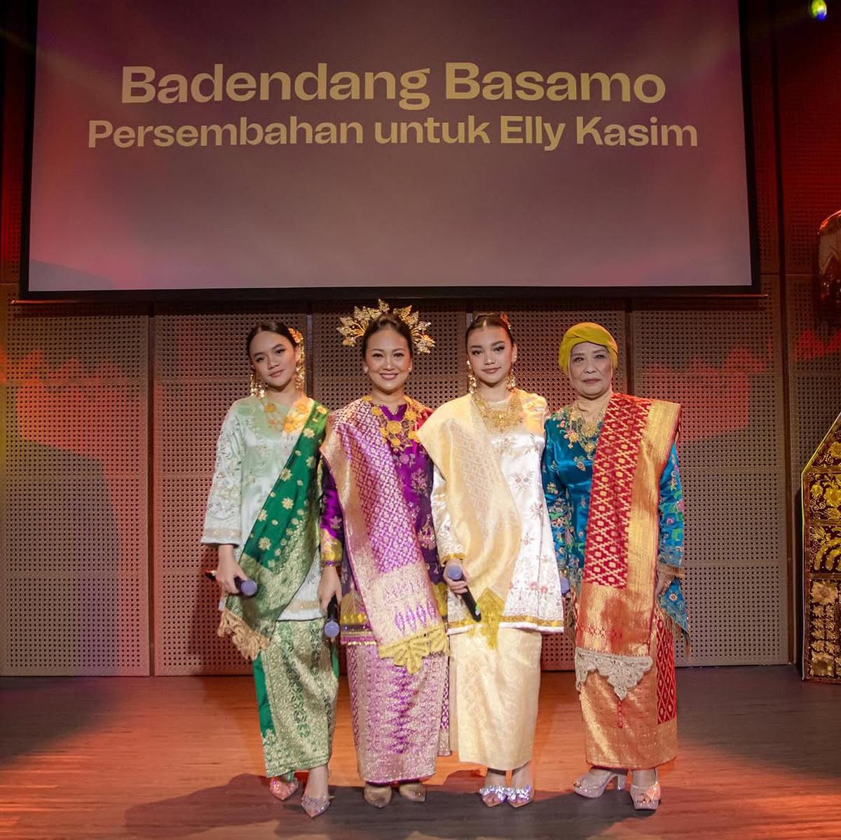 Potret Cantik Nola B3 Pakai Baju Kuruang yang Anggun dalam Konser Kenangan untuk Elly Kasim