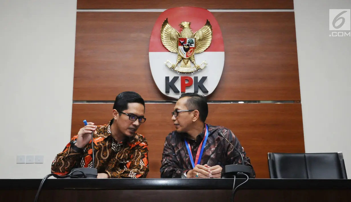 Juru Bicara KPK Febri Diansyah (kiri) berbincang bersama Kepala Biro Humas BPK Yudi Ramdan Budiman jelang memberikan keterangan terkait dugaan suap auditor Badan Pemeriksa Keuangan di Gedung KPK, Jakarta, Jumat (22/9). (Liputan6.com/Helmi Fithriansyah)