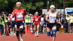Hidekichi Miyazaki, 105 tahun, berlomba dengan para pelari yang berusia di atas 80 tahun di nomor lari 100m Kyoto Masters Autumn Competiton di Kyoto, Jepang, Rabu (23/9/2015). (AFP Photo/Toru Yamanaka)