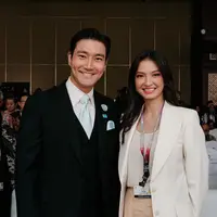 Tak tanggung-tanggung, Raline Shah bahkan berpose berdua bersama Siwon SUJU di KTT ASEAN 2023. Siwon tampil gentleman dengan setelan jas hitam, kemeja putih, dan dasi biru muda yang lembut. [Foto: Instagram/ralineshah]