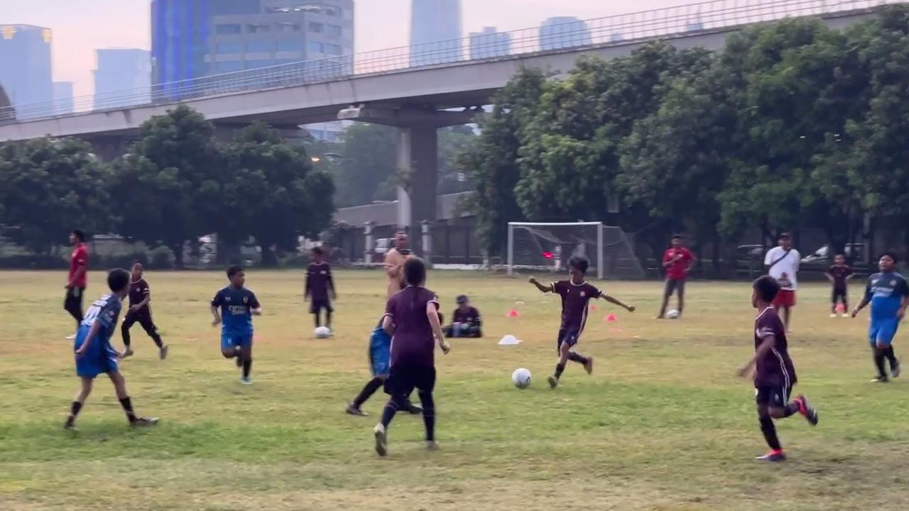 Aksi Kala Madali Anak Zaskia Adya Mecca Tanding Bola di Lapangan, Teman Setim dan Lawan Laki-Laki Semua