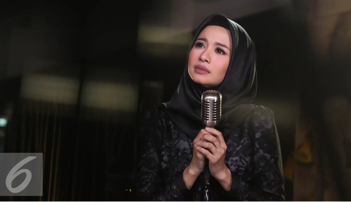 Aktris Laudya Cynthia Bella saat pembuatan video klip ost film 'Surga yang Tak Dirindukan 2' di kawasan Cilandak, Jakarta, Jumat (14/10). (Liputan6.com/Herman Zakharia)