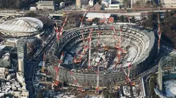 Foto udara menunjukkan pembangunan Stadion Nasional Jepang untuk Olimpiade 2020 di Tokyo pada 26 September 2017. Pembangunan stadion ini diajukan oleh arsitek Inggris, Zaha Hadid. (AFP Photo/Jiji Press/Jepang Out)