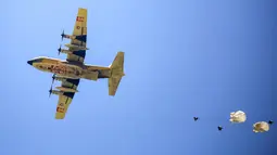 Bantuan dijatuhkan melalui pesawat angkut militer Hercules C-130 Angkatan Udara Yordania. (Eyad BABA / AFP)