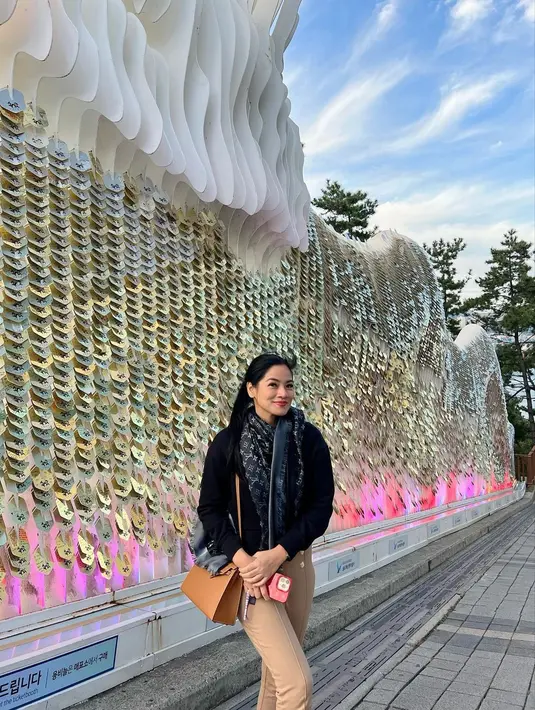 Pilihan outfitnya  bisa jadi inspirasi buat kamu yang ingin liburan di negara musim gugur. [@titi_kamall]