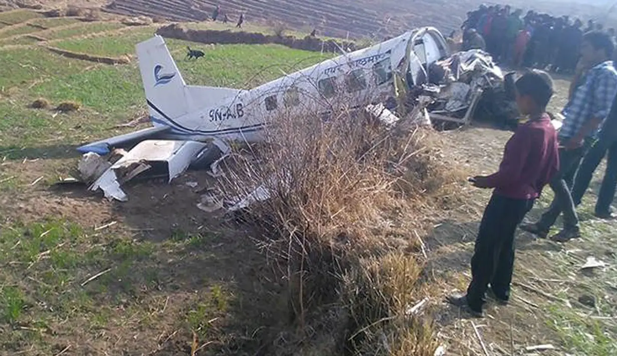 Sebuah pesawat kecil milik Kasthamandap Airlines jatuh di wilayah pegunungan bagian barat Nepal, Jumat (26/2). Pesawat yang membawa 11 orang itu jatuh ketika hendak melakukan pendaratan darurat. (REUTERS/Kamal Bahadur Shahi)