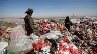Seorang bocah laki-laki berdiri di antara tumpukan sampah di sebuah tempat pembuangan akhir (TPA) di pinggiran Sanaa, Yaman, Rabu (16/11). Setiap hari para bocah di daerah tersebut mengumpulkan sampah untuk didaur ulang. (REUTERS/Mohamed al-Sayaghi)