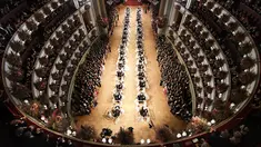 Ratusan pasangan penari tampil pada pembukaan acara tradisional Opera Ball di Gedung Opera Nasional Wina, Austria, Kamis (23/2). Opera Ball merupakan acara tahunan masyarakat Austria yang digelar sejak 1935. (HERBERT NEUBAUER/APA/AFP)