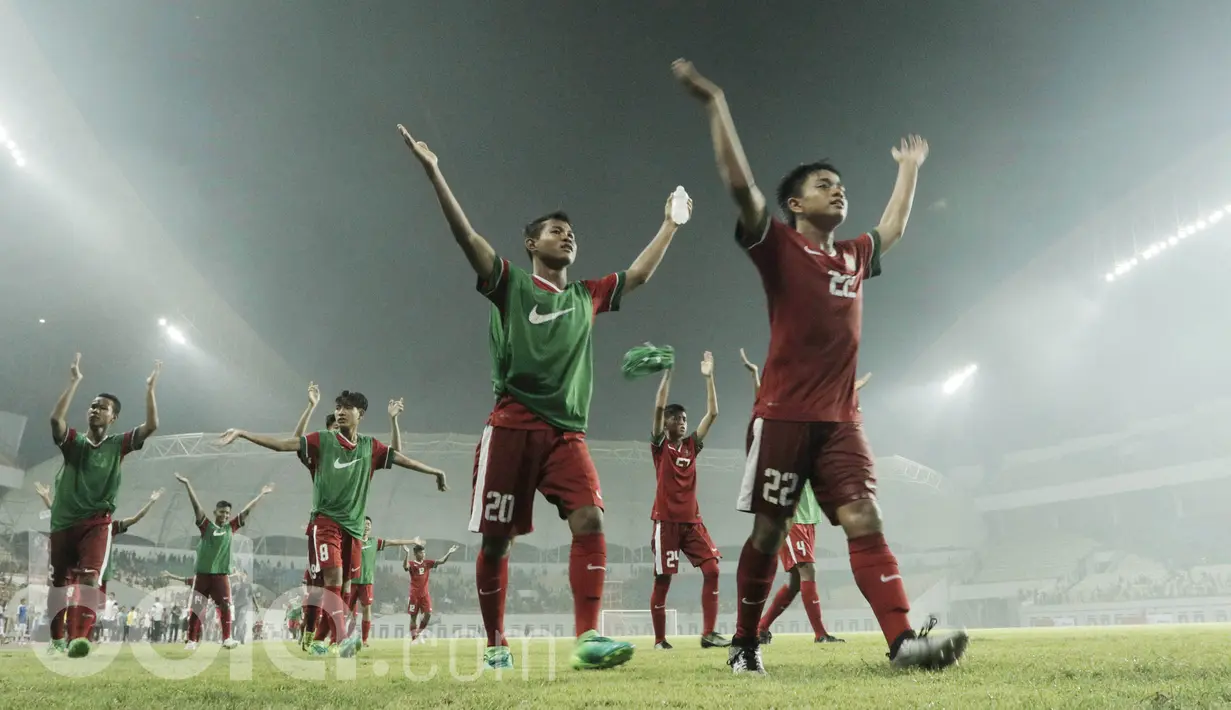 Pemain Timnas Indonesia U-16 menyapa suporter usai pertandingan melawan Singapura pada laga uji coba di Stadion Wibawa Mukti, Cikarang, Kamis, (8/6/2017). Indonesia menang 4-0. (Bola.com/M Iqbal Ichsan)
