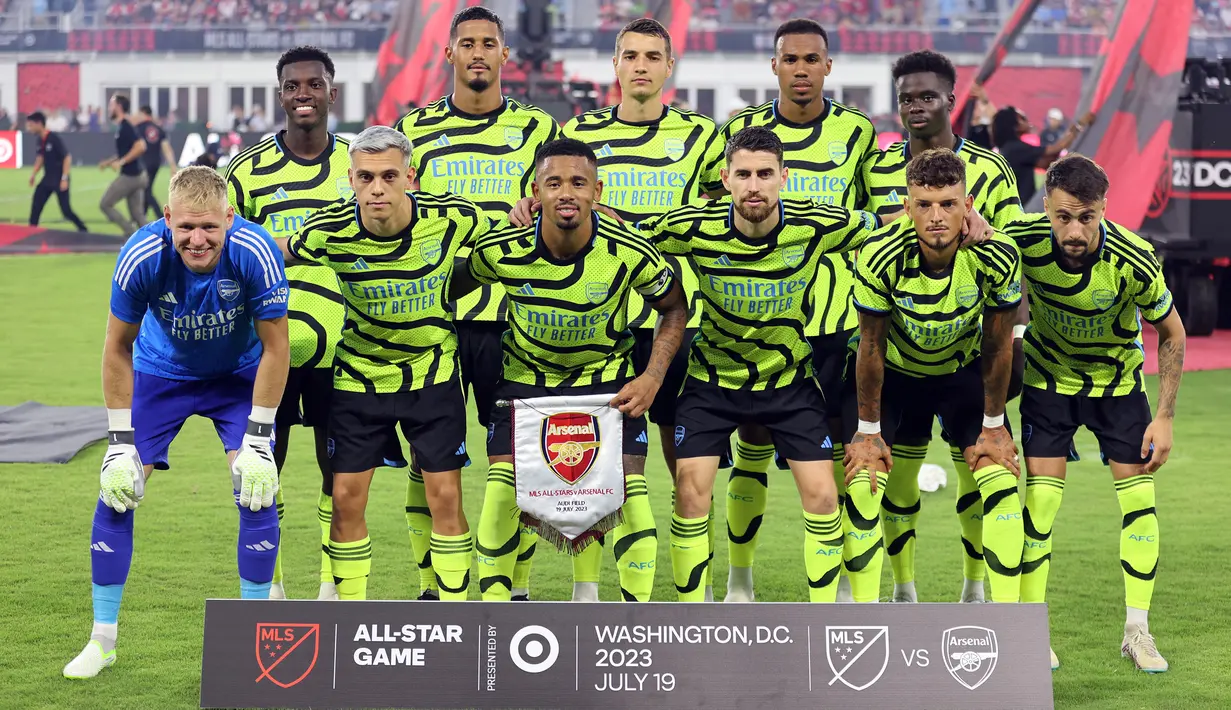 Para pemain starter Arsenal berfoto bersama sebelum dimulainya laga pramusim 2023/2024 menghadapi tim MLS All-Stars di Washington DC, Amerika Serikat, Kamis (20/7/2023) pagi WIB. (AFP/Getty Images/Tim Nwachukwu)