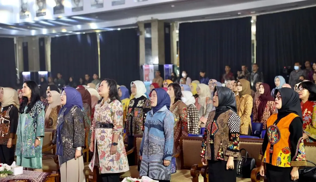 Dengan makeup natural, Annisa Pohan terlihat cantik dengan rambut hitam dan tebal yang digerai [@ikawati_atrbpn]