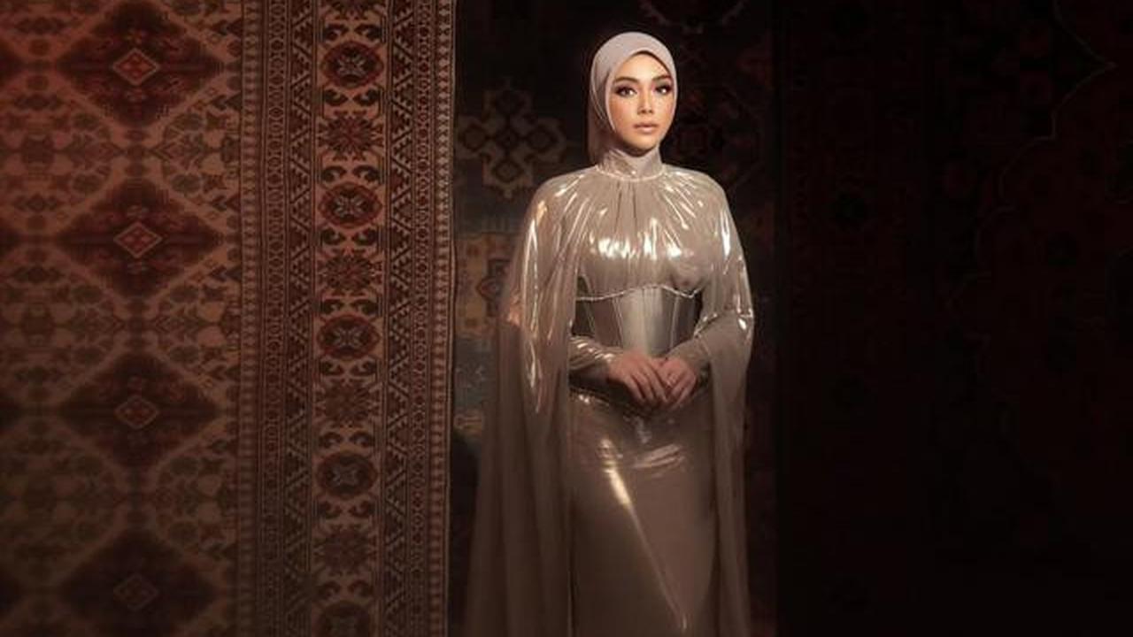 8 Potret Celine Evangelista Pakai Gaun Cape Elegan, Tampil Anggun dalam Balutan Hijab yang Menawan