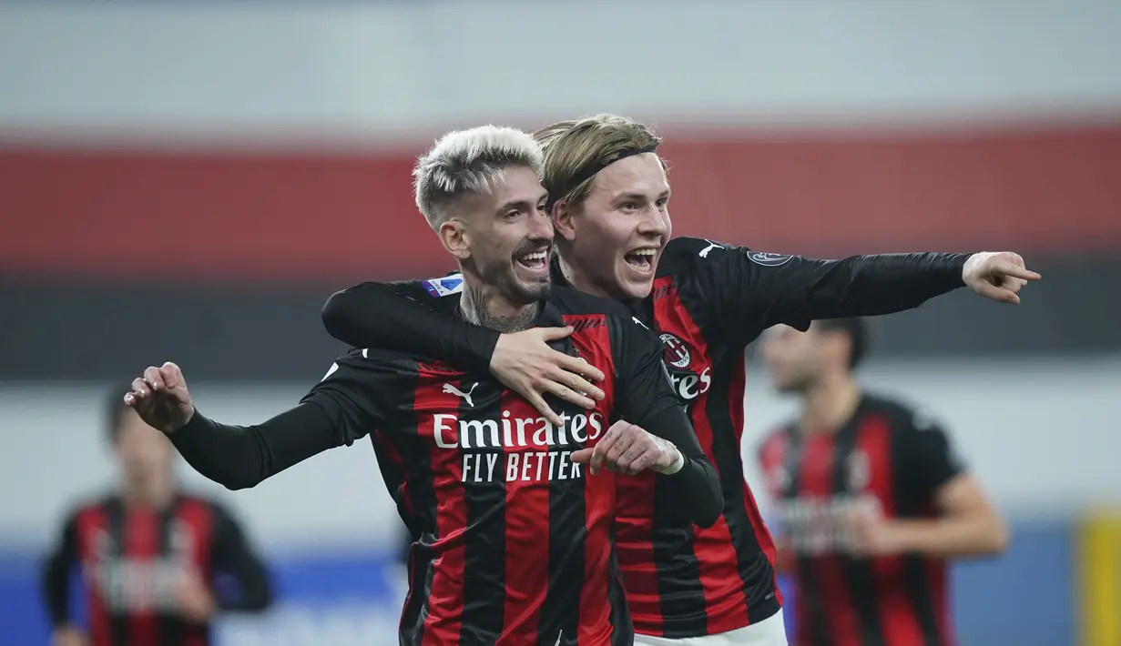Gelandang AC Milan, Samu Castillejo (kiri) berselebrasi dengan rekannya Jens Petter Hauge usai mencetak gol ke gawang Sampdoria pada pertandingan lanjutan Liga Serie A Italia di Stadion Genoa Luigi Ferraris, Italia, Senin (7/12/2020). AC Milan menang tipis atas Sampdoria 2-1. (Spada/LaPresse via AP)