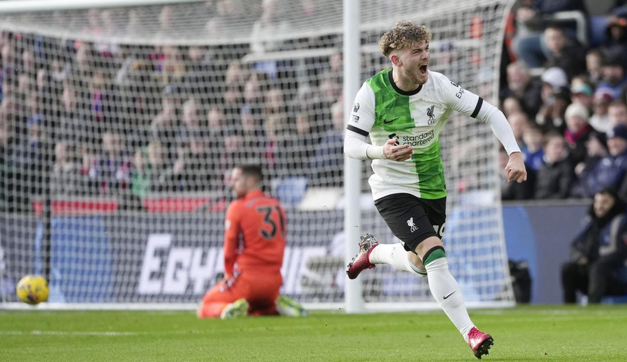 Pemain Liverpool, Harvey Elliott, melakukan selebrasi setelah mencetak gol ke gawang Crystal Palace pada laga pekan ke-16 Premier League di Selhurst Park, Sabtu (9/12/2023). Liverpool menang dengan skor 2-1. (AP Photo/Kin Cheung)