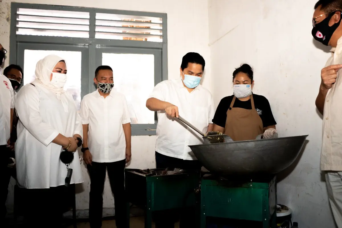 Menteri BUMN Erick Thohir meninjau salah satu dapur umum dari 10 titik dapur yang ada di Jakarta.