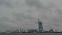Awan tebal memenuhi langit di atas menara Burj Al-Arab di Dubai, Uni Emirat Arab, pada tanggal 2 Mei 2024. (Giuseppe CACACE/AFP)