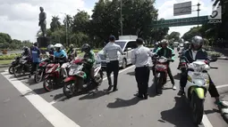Petugas Dishub DKI Jakarta melakukan sosialisasi lajur khusus sepeda motor di Jalan MH Thamrin, Jakarta, Senin (29/1). Sosialisasi tersebut bertujuan untuk memberikan edukasi kepada warga, terutama pengendara sepeda motor. (Liputan6.com/Arya Manggala)