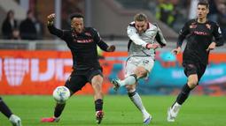 Penampilan apik Adrien Rabiot menjadi faktor penting di balik kemenangan Rossoneri dalam pertandingan yang berlangsung ketat tersebut. (AP Photo/Luca Bruno)