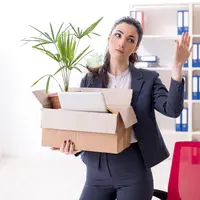 Ilustrasi pekerja perempuan kena layoff (Foto: Shutterstock/Elnur)